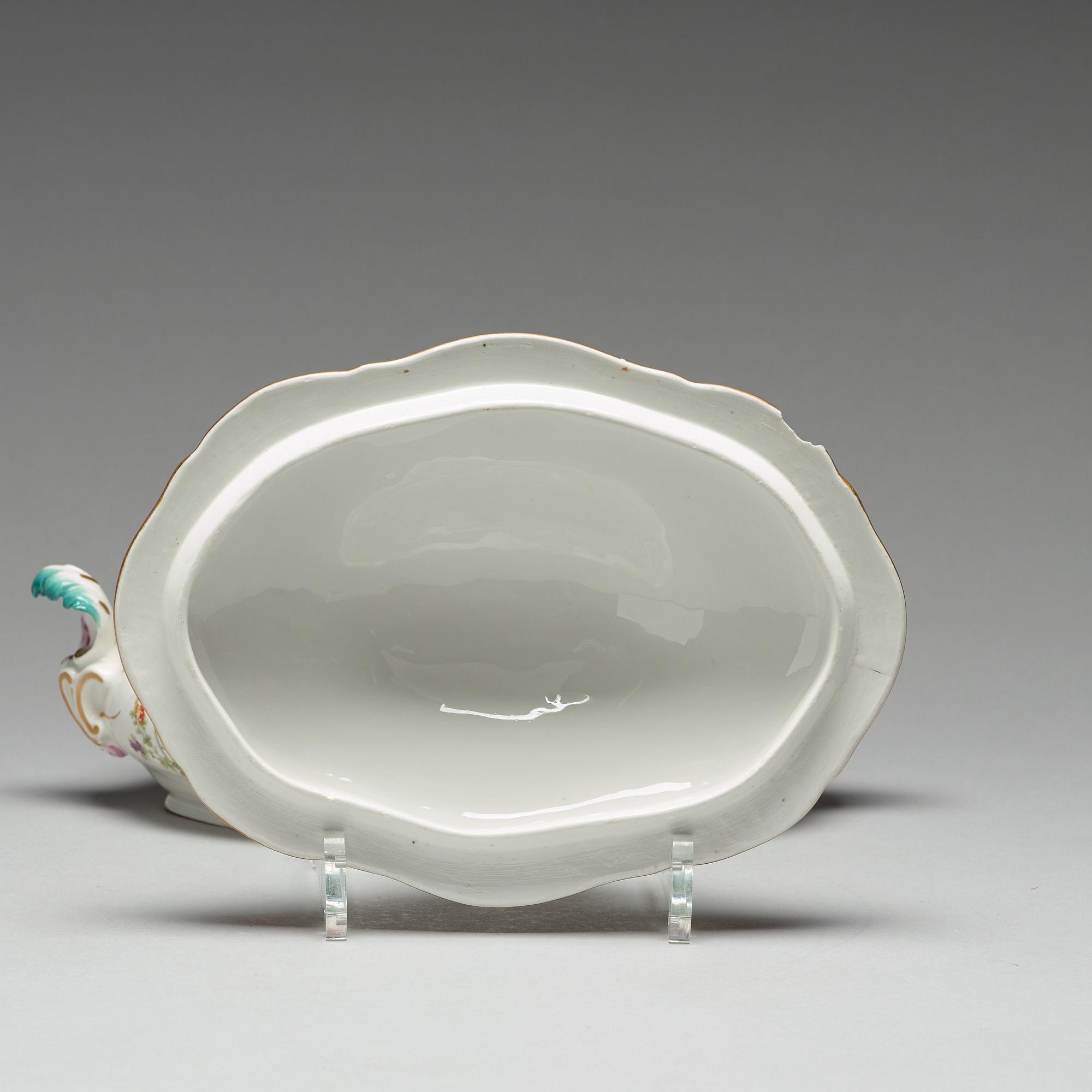 TERRIN med LOCK och FAT, porslin. Meissen, 1700-tal.