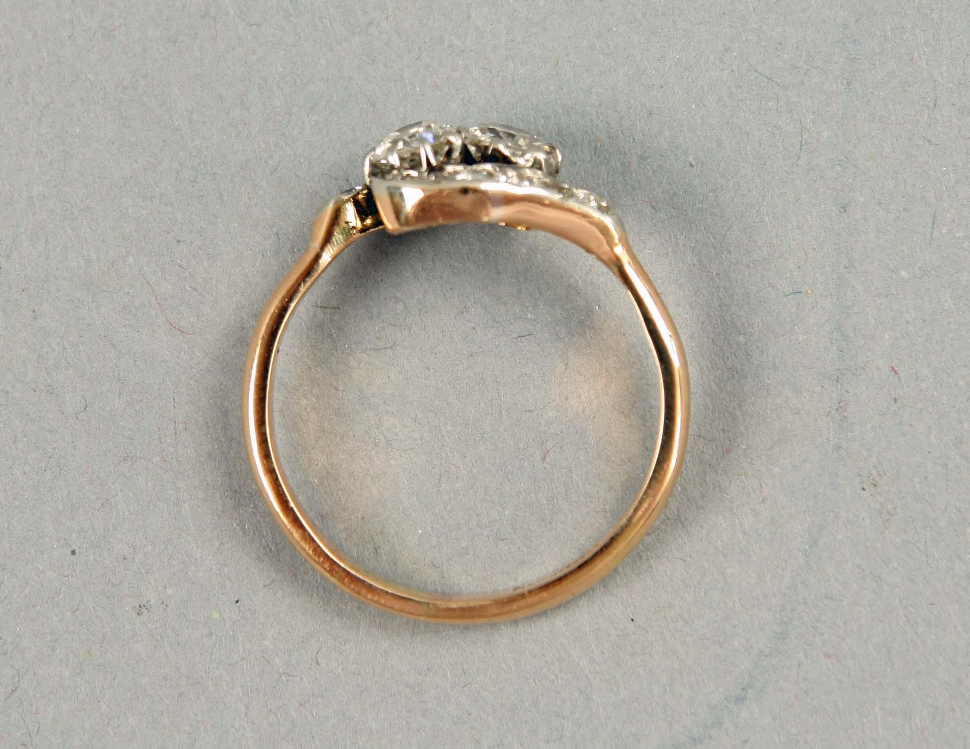 RING, 18K, 2 st gammelslipade diamanter samt små diamanter.