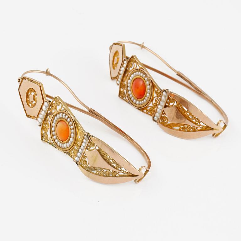 ÖRHÄNGEN, ett par, 8K guld med odlade pärlor samt paste. Vikt 7,3 gram.