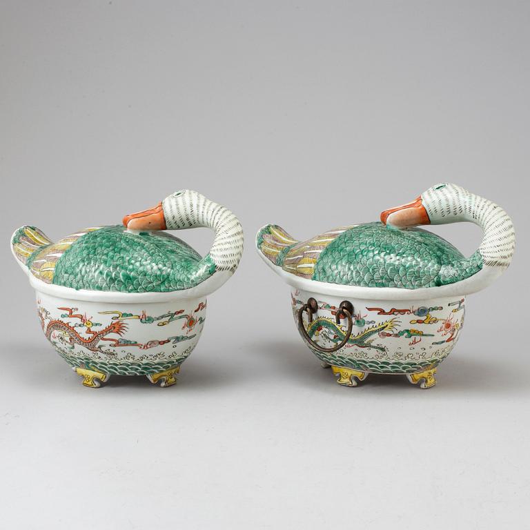 TERRINER med LOCK, två stycken, porslin. Kina, 1900-tal.