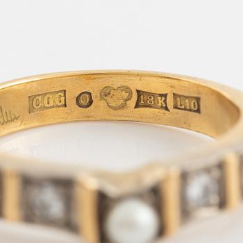 An 18K gold ring set with cultured pearls and round brilliant-cut diamonds.