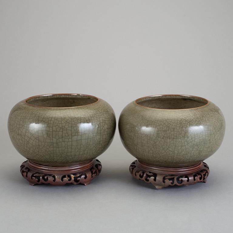 SKÅLAR, ett par, stengods, Kina, modern tillverkning.