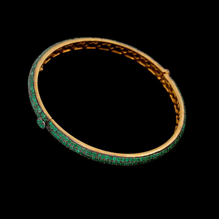 ARMRING, guld på silver samt fasettslipade smaragder. Vikt 16 g.