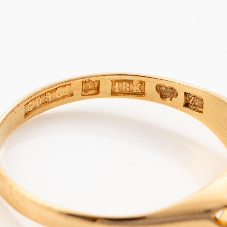 18K gold ring with three brilliant-cut diamonds.