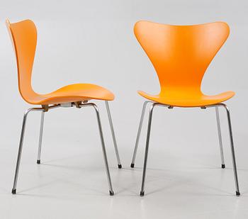 STOLAR, 2 st, "Sjuan", Arne Jacobsen, Fritz Hansen, Danmark, 1900-talets andra hälft.