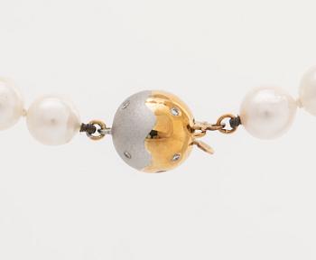 PEARL NECKLACe, cultured pearls 7,5-8 mm, clasp 18K gold diamonds and spacers 18K gold and diamonds 0,60 ct in total.