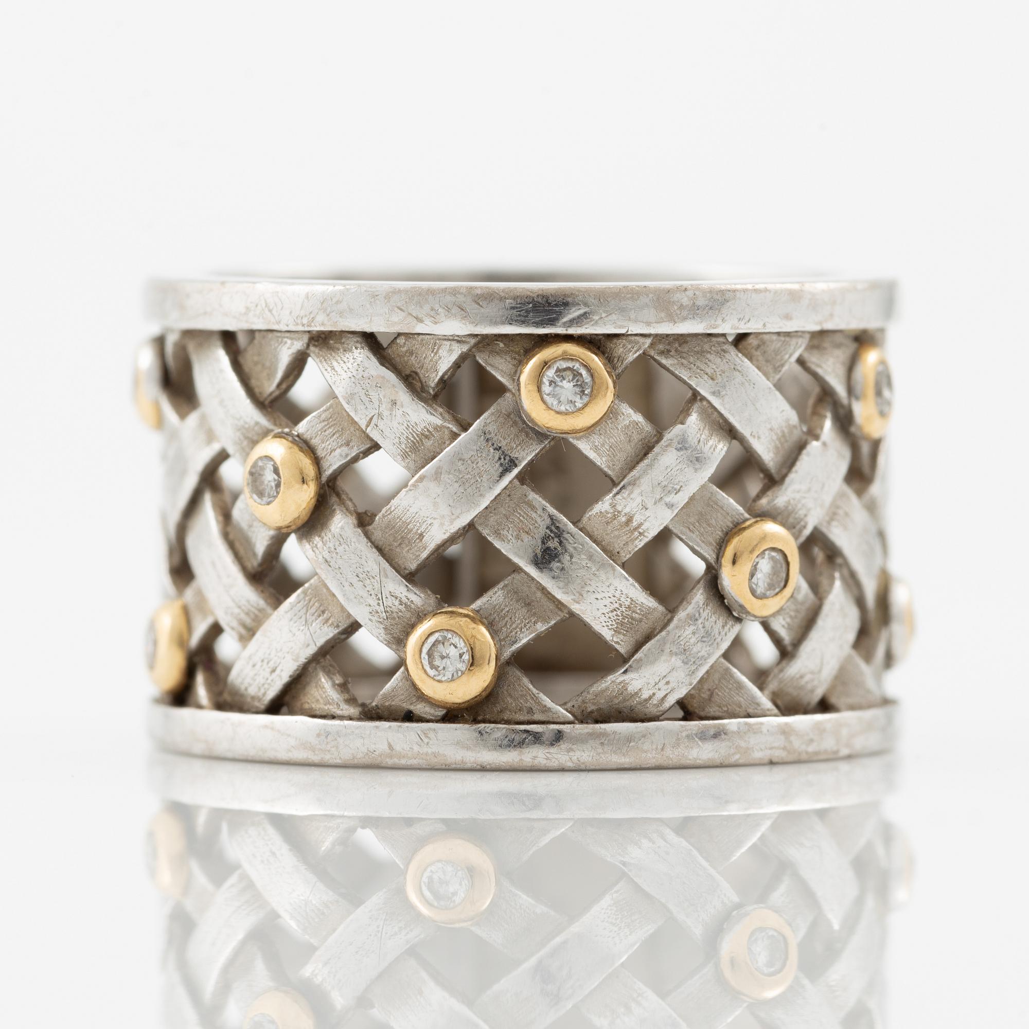 Ole Lynggaard, Ring "Flet" 18K vitguld med runda briljantslipade diamanter.