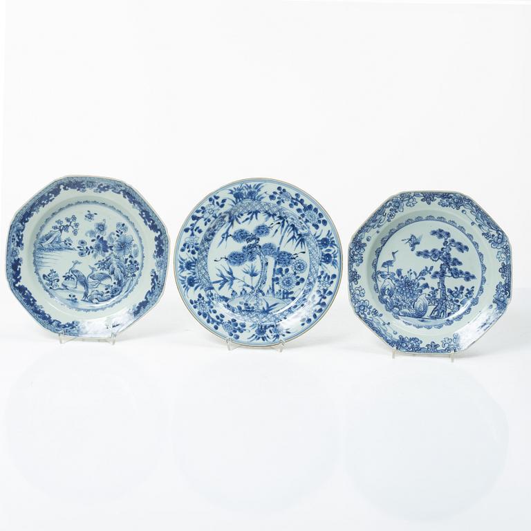 Stekfat samt tre tallrikar, kompaniporslin, Kina, Qingdynastin, 1700-tal.