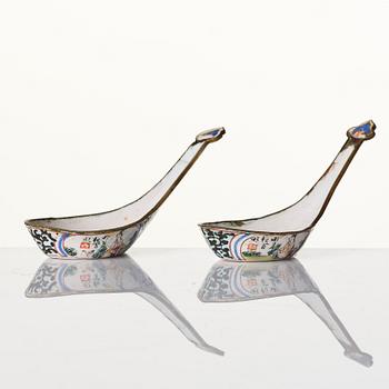 Two Chinese famille rose porcelain dishes and a censer, a pair of enamel spoons, Qing dynasty.