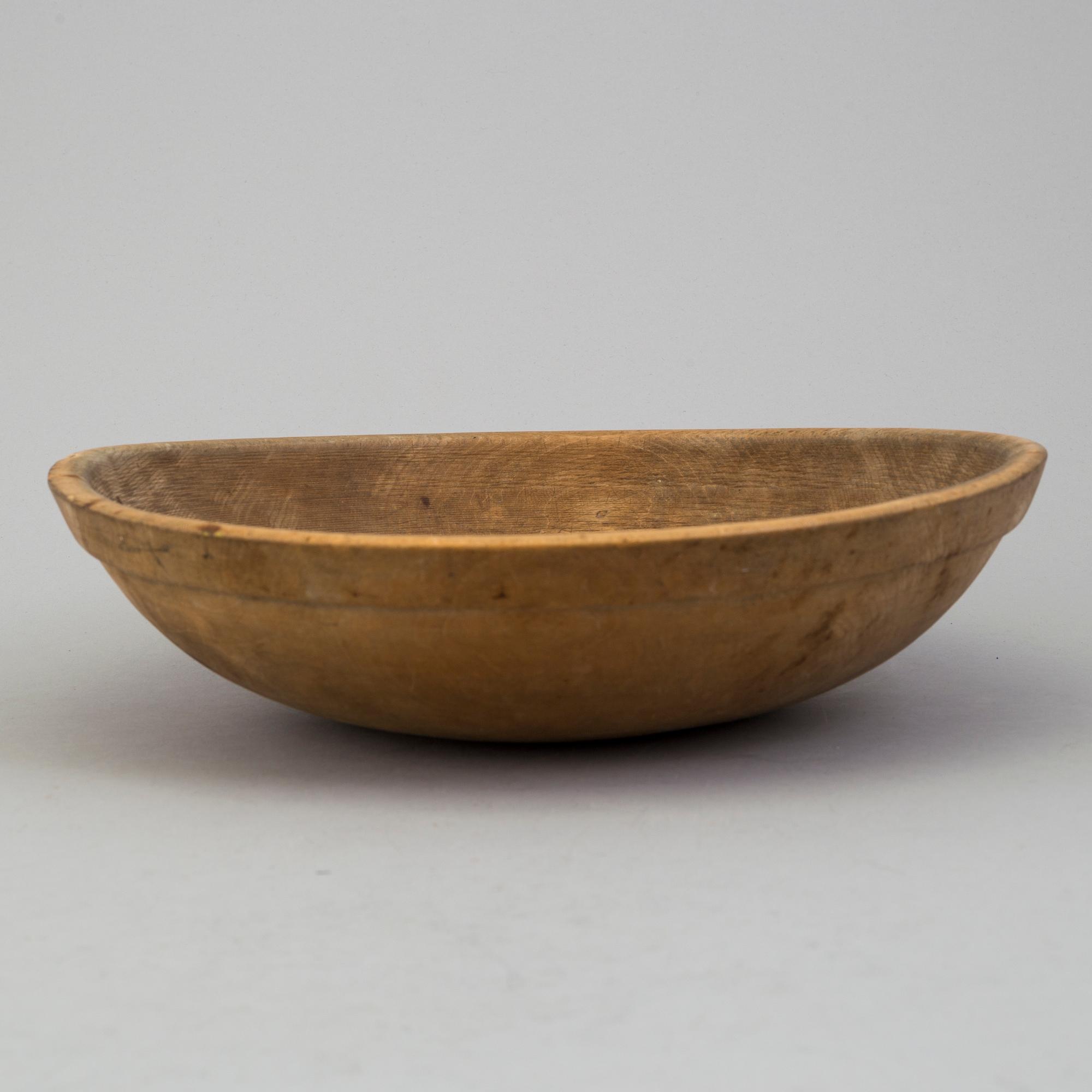 A 18/19th century wooden box and bowl.