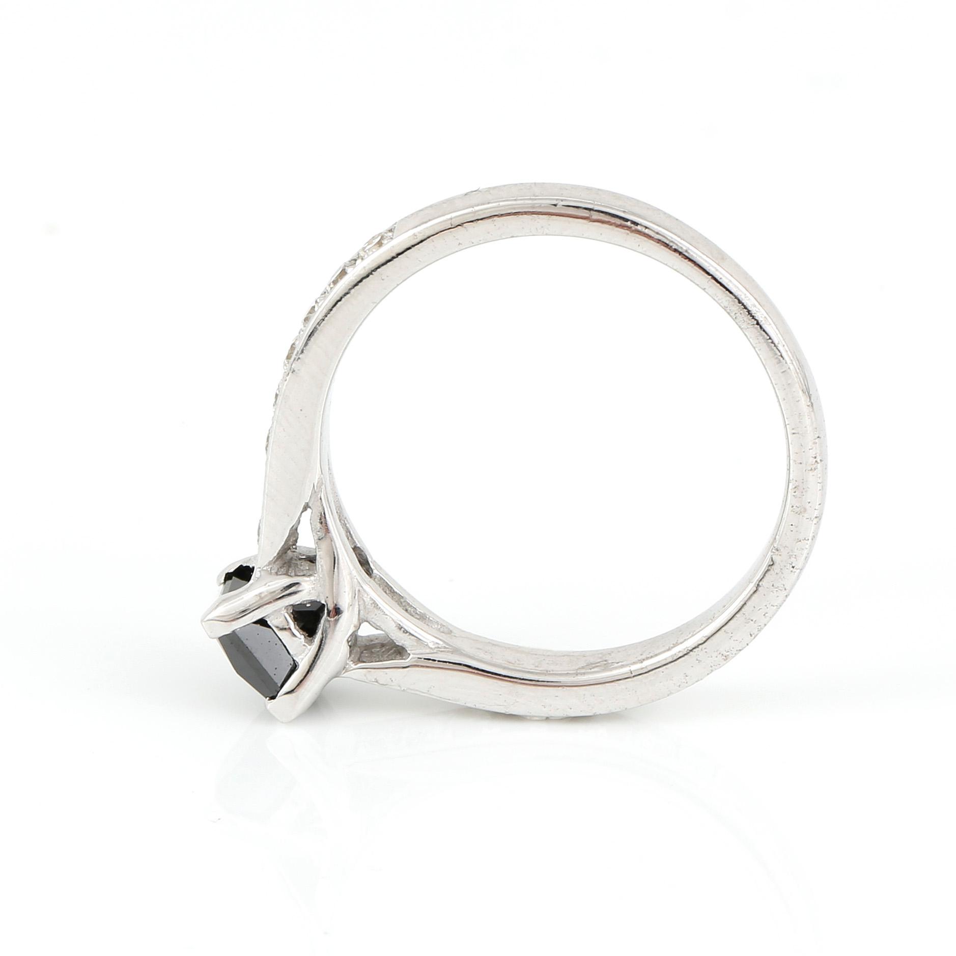 RING, 18K vitguld med svart trappslipad diamant 0,76 ct och briljantslipade diamanter tot ca 0,34 ct. Vikt 3,60 gram.