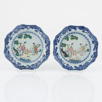 Sopptallrikar, ett par, porslin, Kina, Qingdynastin, Qianlong (1736-95).