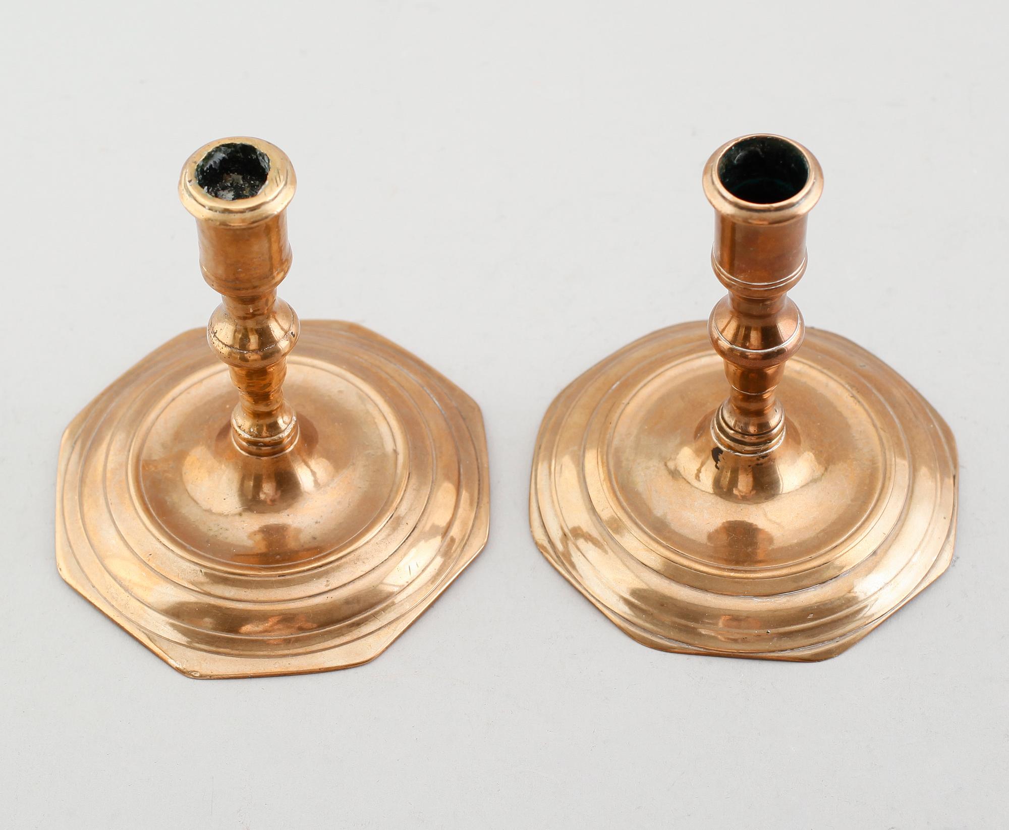 LJUSSTAKAR, 1 par snarlika, mässing, 1700-tal.