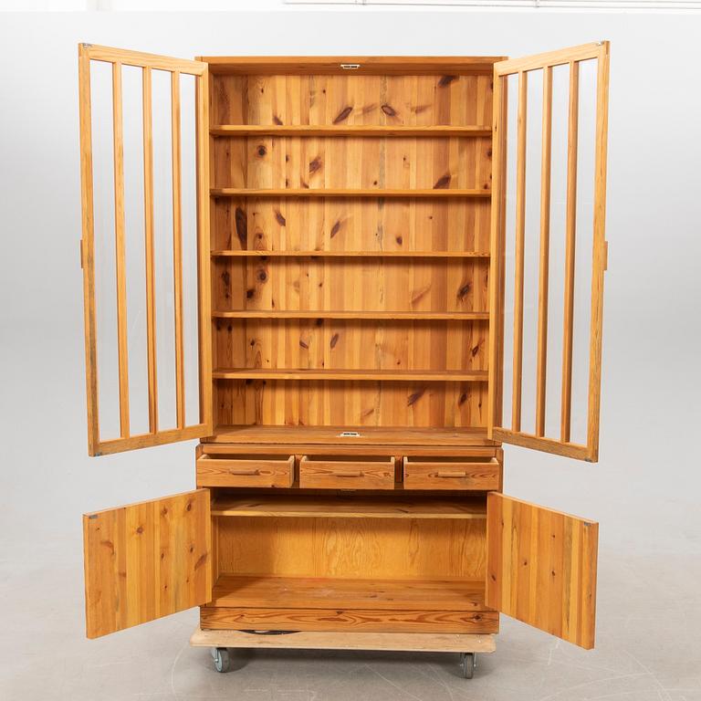 Vitrinskåp, Sven Larssons Möbelshop Malmö 1900-talets andra hälft.