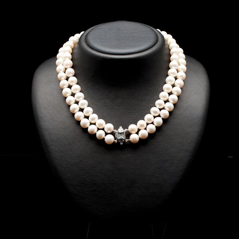 PÄRLCOLLIER, tvåradig, 14K vitguld, trappslipad akvamarin, 6 st diamanter. Mauno Valkeinen Helsingfors.