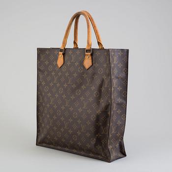 a Louis Vuitton 'Sac Plât' bag.