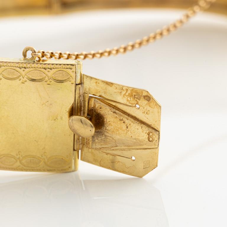 Armring, sent 1800-tal. Nygotik, med svart emalj, små rubiner och seedpärlor.