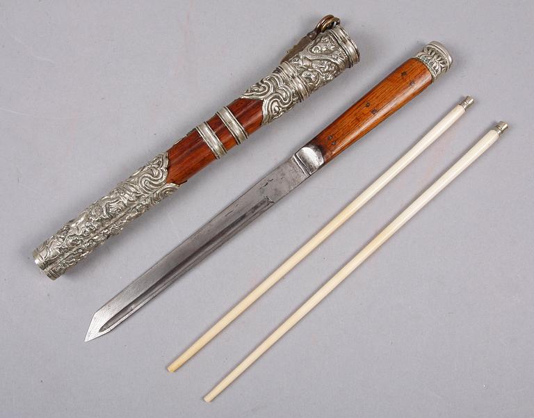 BESTICKTROUSSE, Kina. 1900-tal.