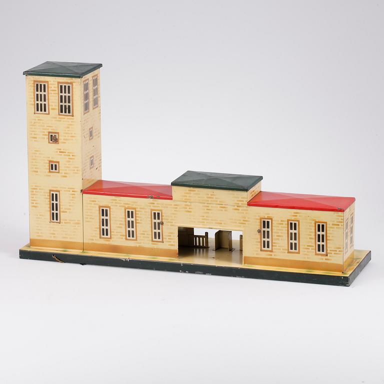 STATIONSHUS med KLOCKA, sannolik Tyskland 1930/40-tal.