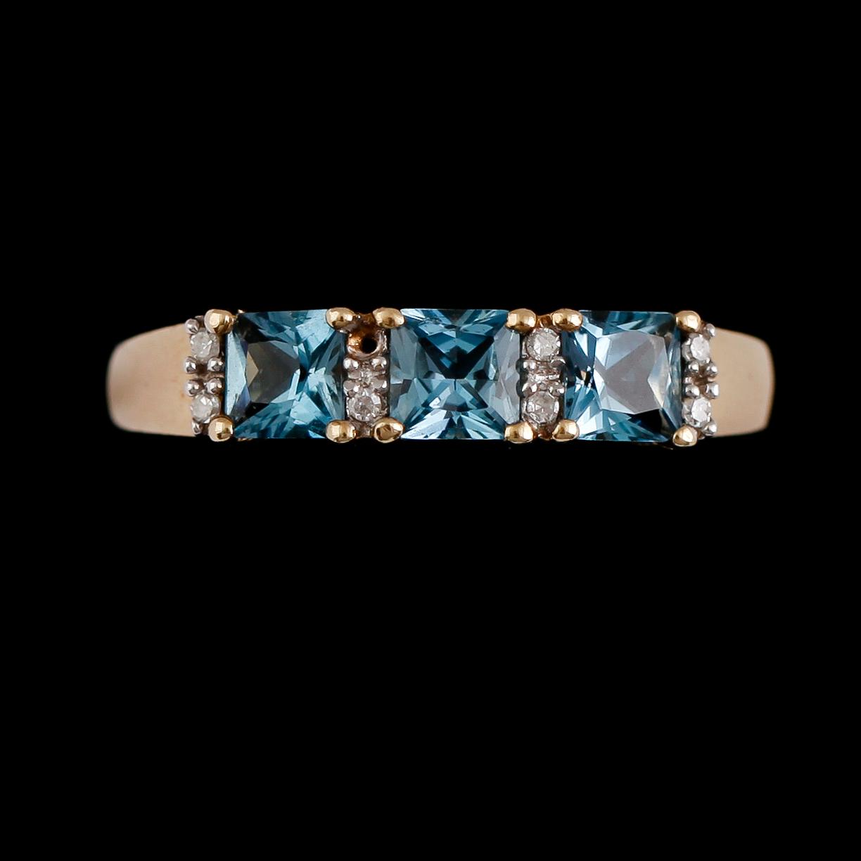 RING, 9 k guld med diamanter och blå stenar. Vikt ca 2 g.