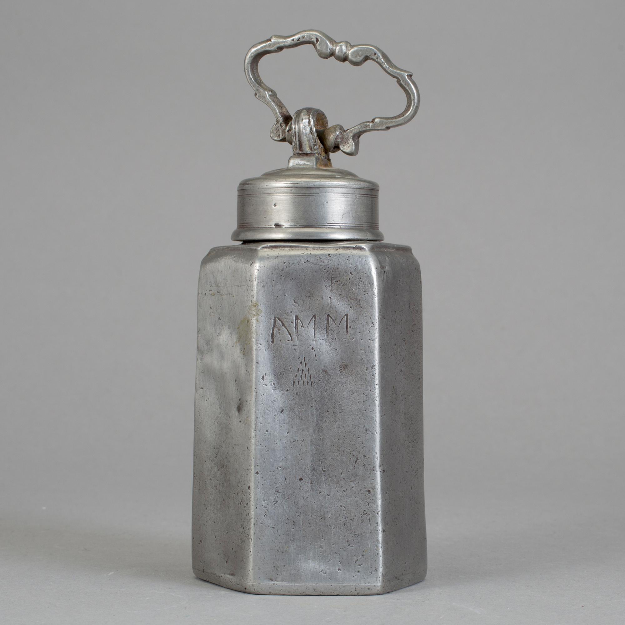 PRISMAFLASKA, tenn, daterad 1758.