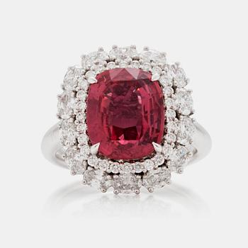RING med en obehandlad röd-orange safir, 5.12 ct, samt briljantslipade ...