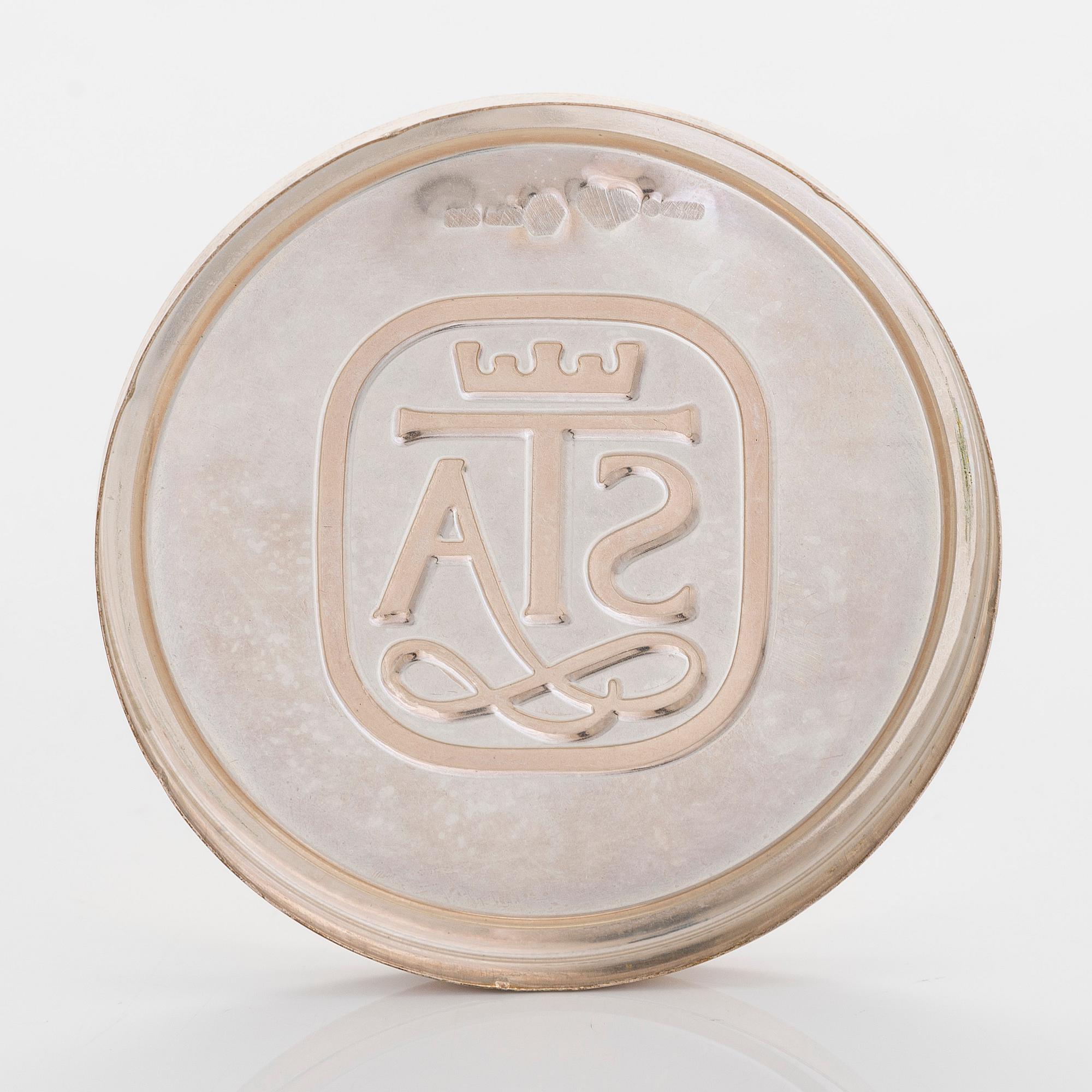 Savukekotelo, hopea, samorodok-tekniikka, Turku 1947 sekä nuuskapurkin kansi, ruotsalaiset leimat 1987.