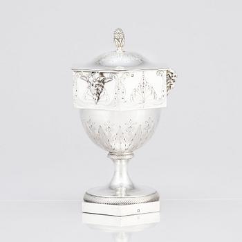 Léon Lapar (1818-1897), skål med lock, silver, Paris.