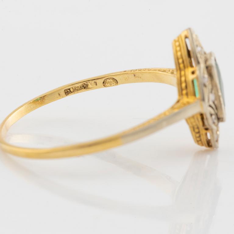Ring, guld med rosenslipade diamanter och grön paste.