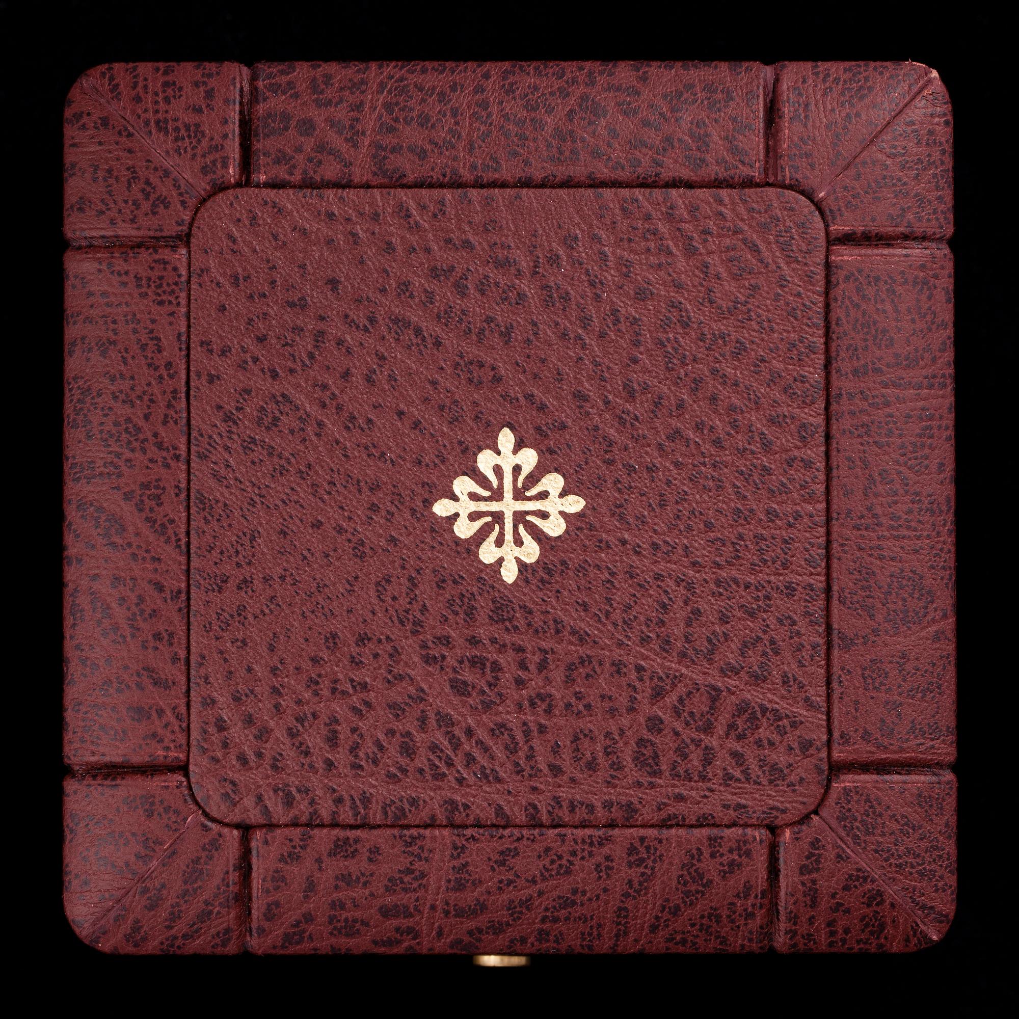 MANSCHETTKNAPPAR, Cartier, 18K vitguld, valkokultaa, 32 diamanter, tot. ca 0,64 ct. Vikt 22 g. Box, certifikat. 2007.