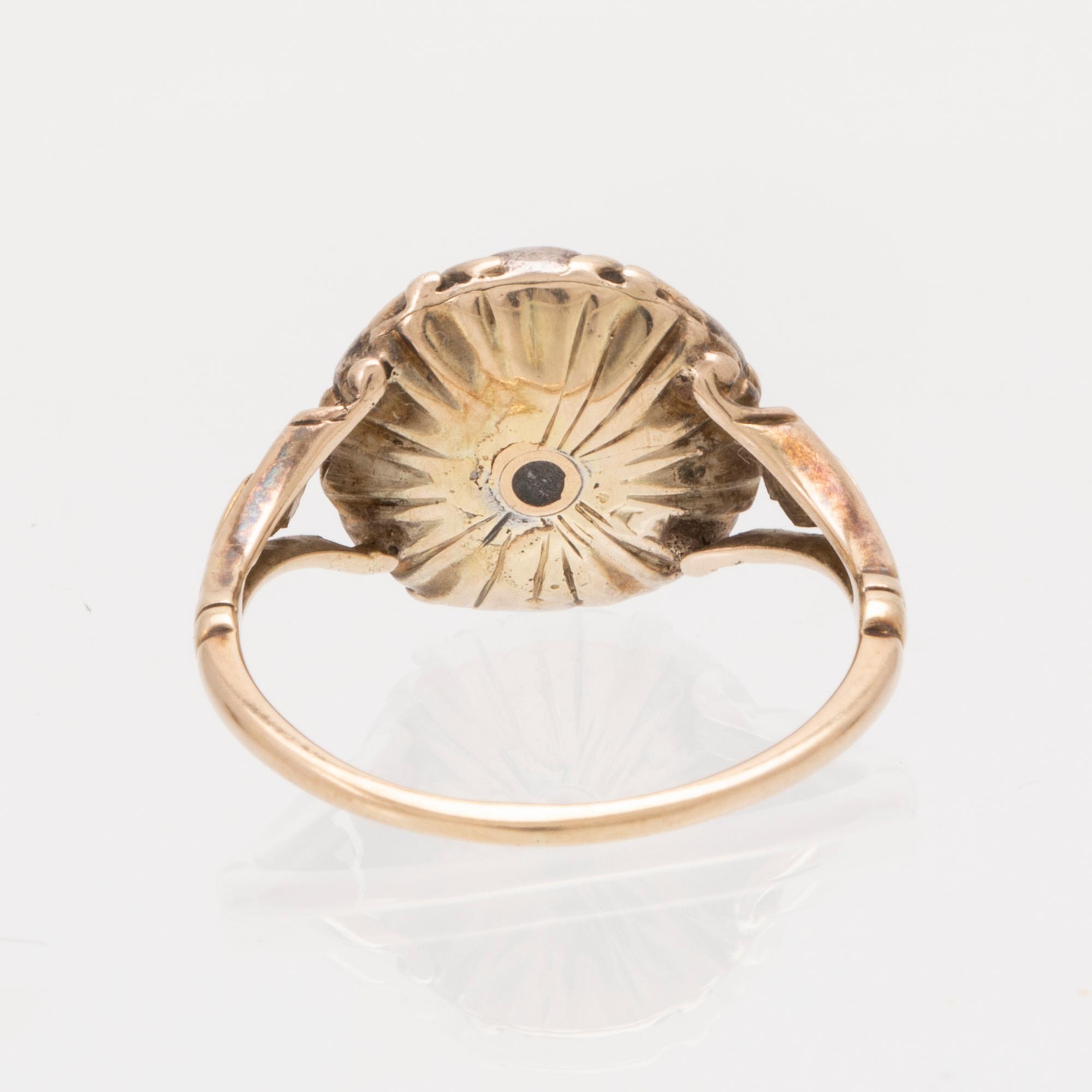 An 8K white and red gold ring set with rose cut diamonds.