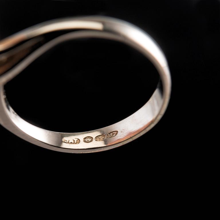 A RING, brilliant cut diamond c. 0,7 ct. 18K white gold. J. A. Tarkiainen 1974. Size 15+, weight 2,7 g.