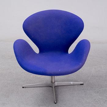 ARNE JACOBSEN, a 'Svanen' easy chair, Fritz Hansen 2001.
