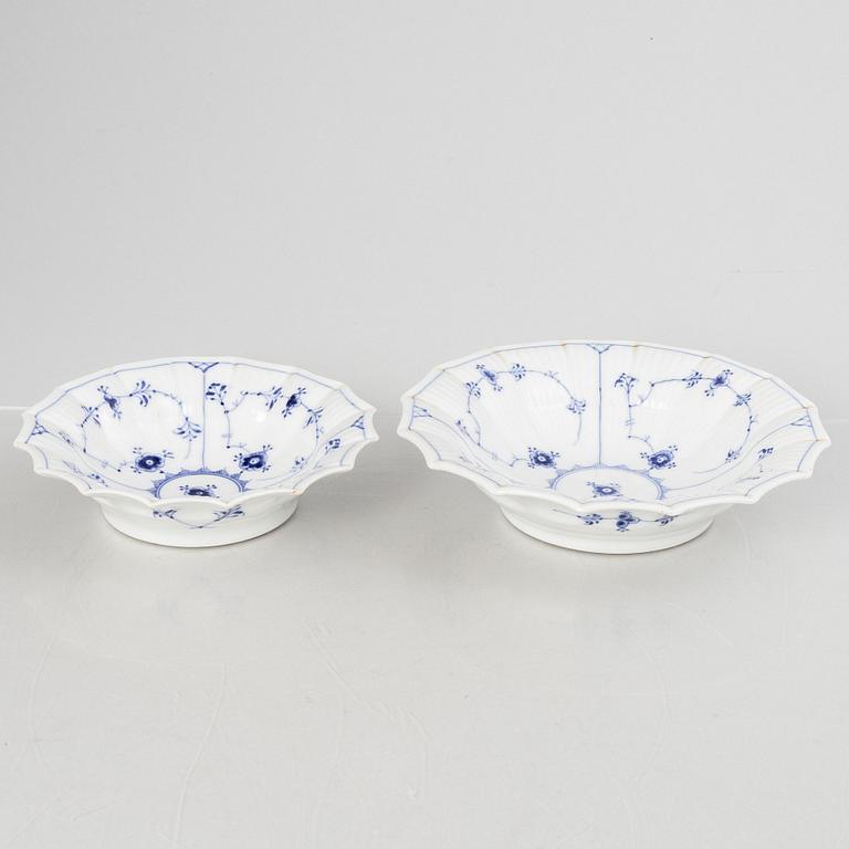 Royal copenhagen, servisdelar, 9 st, porslin, "Musselmalet" riflet, Danmark, delvis 1898-1923.