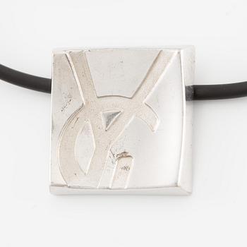 Yves Saint Laurent, armring och hänge, silver.
