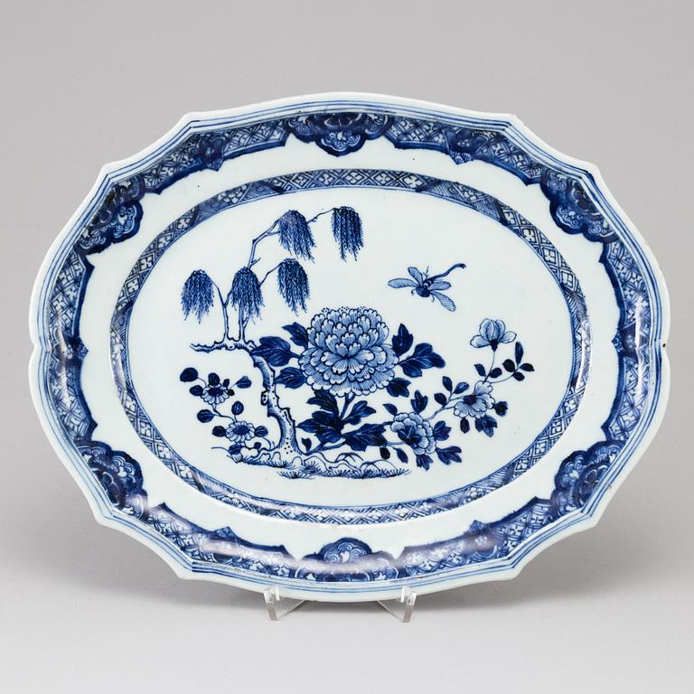 A blue and white serving dish, Qing dynasty, Qianlong (1736-95).