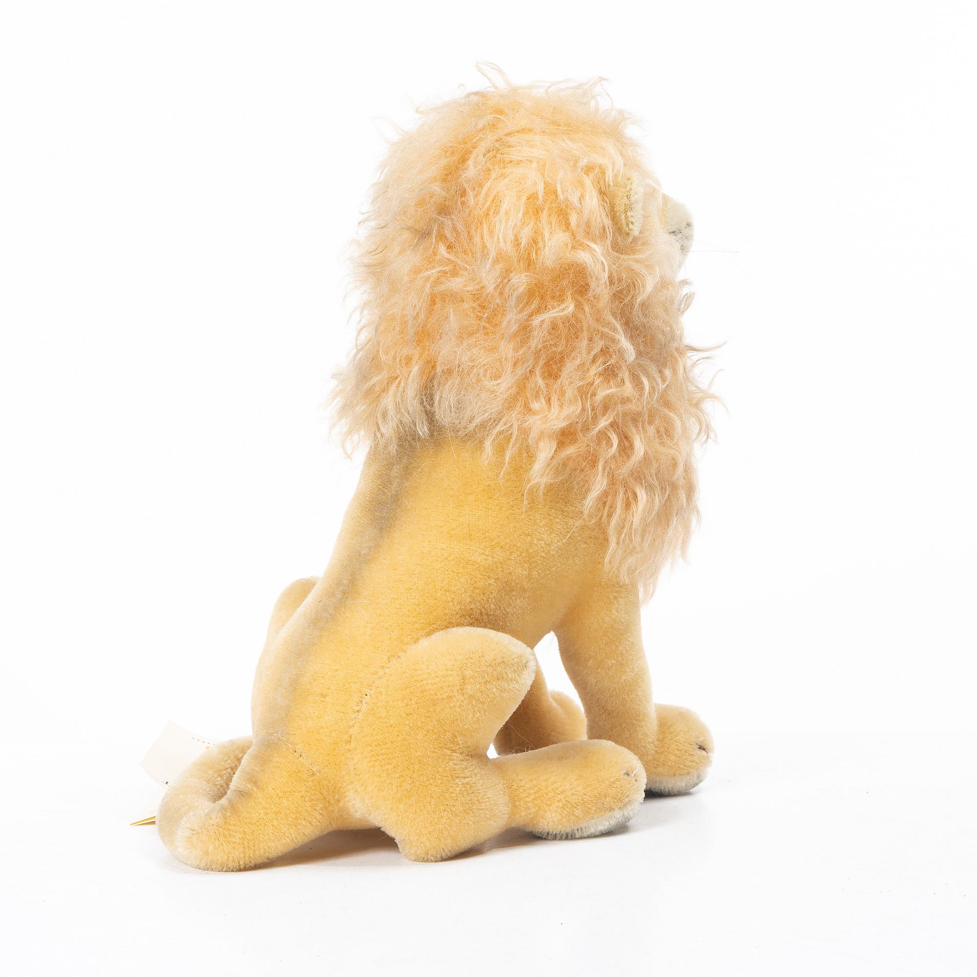 Steiff, 3 toy animals, two lions and a 2000 Weihnachtsbär.