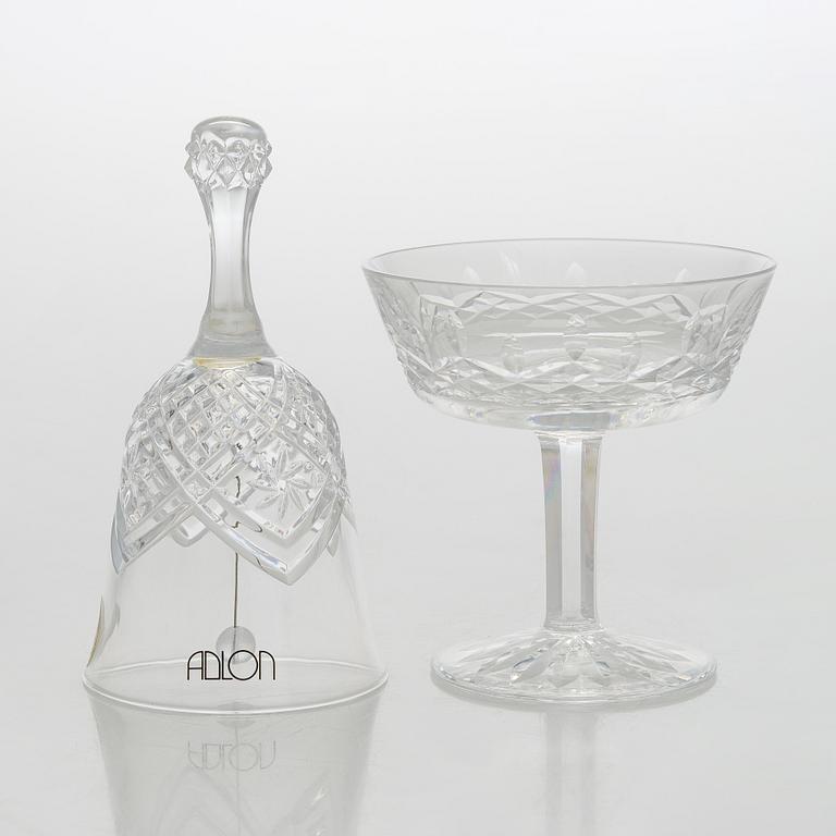 Jälkiruokamaljoja / samppanjalaseja, 12 kpl Waterford ja pöytäkello, 1960/70-luku.