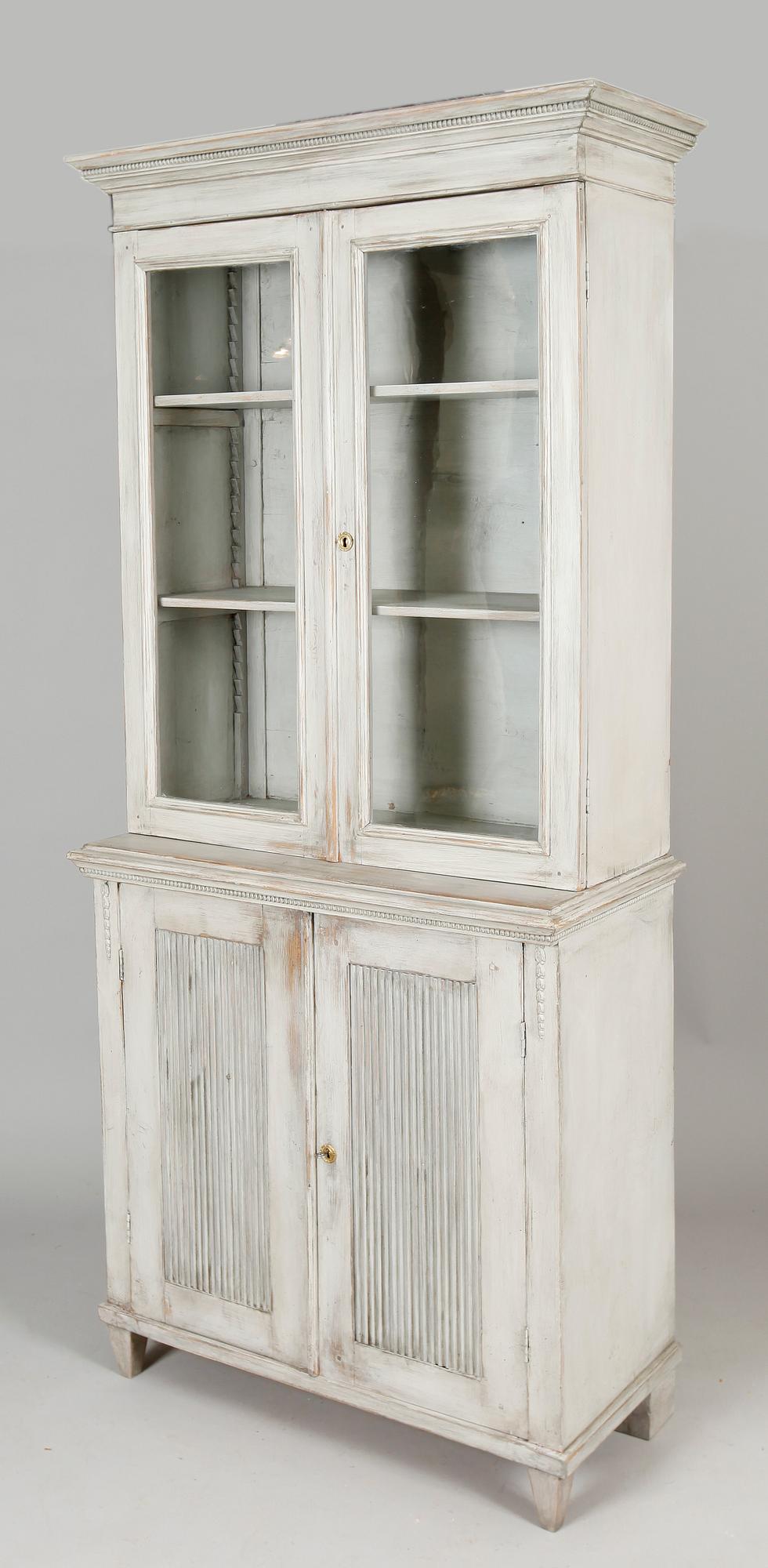 VITRINSKÅP, gustaviansk stil, 1900-talets början.