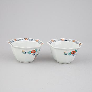 A pair of Japanese kakiemon bowls, 19th century.