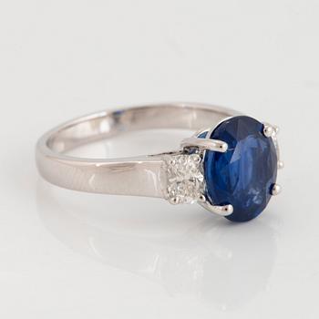 Ring 18K vitguld med en oval fasettslipad safir samt ovala briljantslipade diamanter.