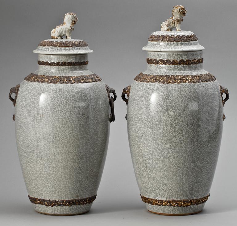 A pair of ge-glazed jars with covers, Qing dynasty.