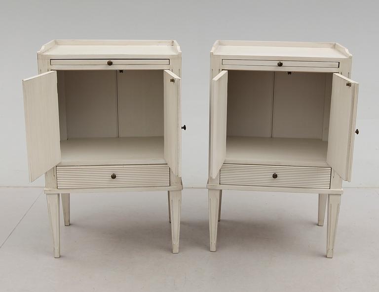SÄNGBORD, 1 par, gustaviansk stil, 1900-talets andra hälft.