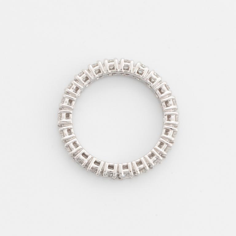 Alliansring med briljantslipade diamanter, med cert HRD.