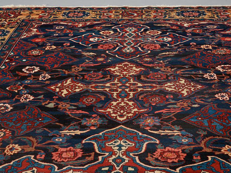 Matto, semi-antique, Chaharmahal/Bakhtiari Province, ca 386, 223,5 cm ( ca 2,5-3,5 cm flat weave at the ends).