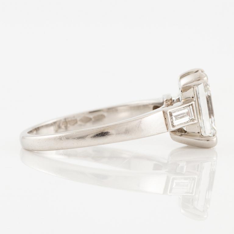 A platinum ring with an emerald-cut diamond 2.31 ct.