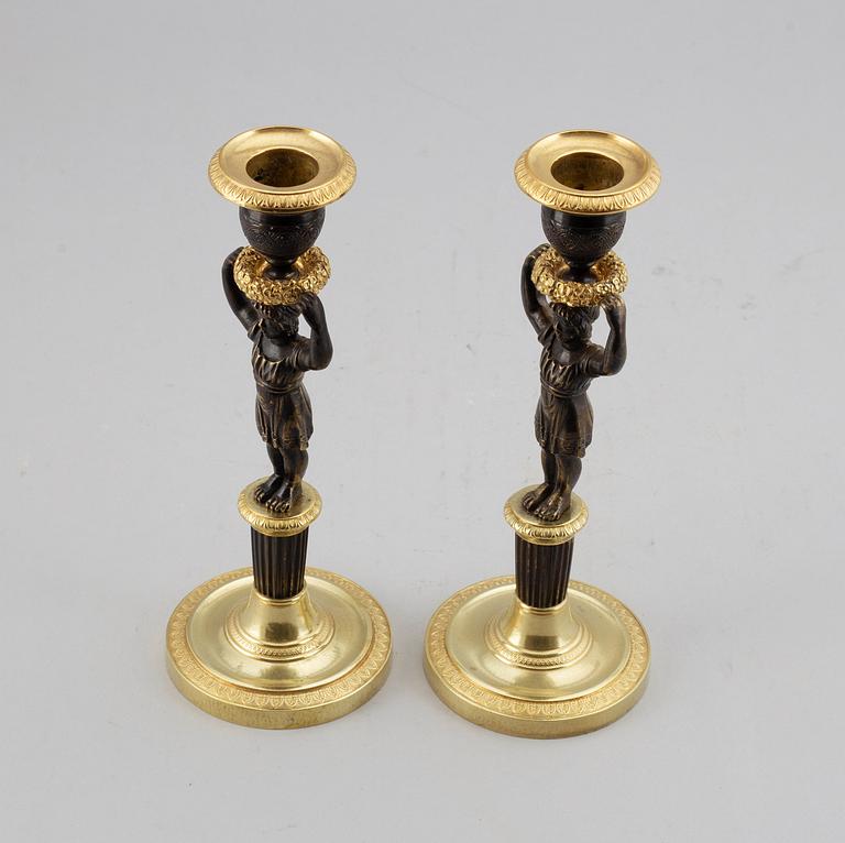 LJUSSTAKAR, ett par, förgylld och patinerad brons, senempire, 1800-talets mitt.
