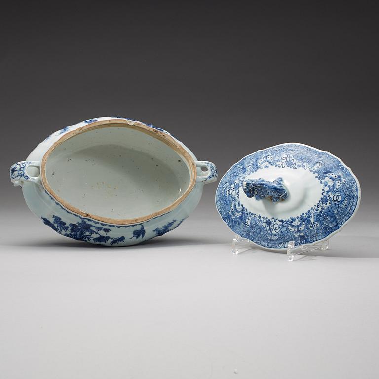 A blue and white tureen with cover, Qing dynasty, Qianlong (1736-95).