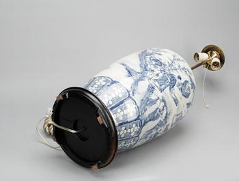 BORDSLAMPA, porslin, Kina, 1900-talets andra hälft.