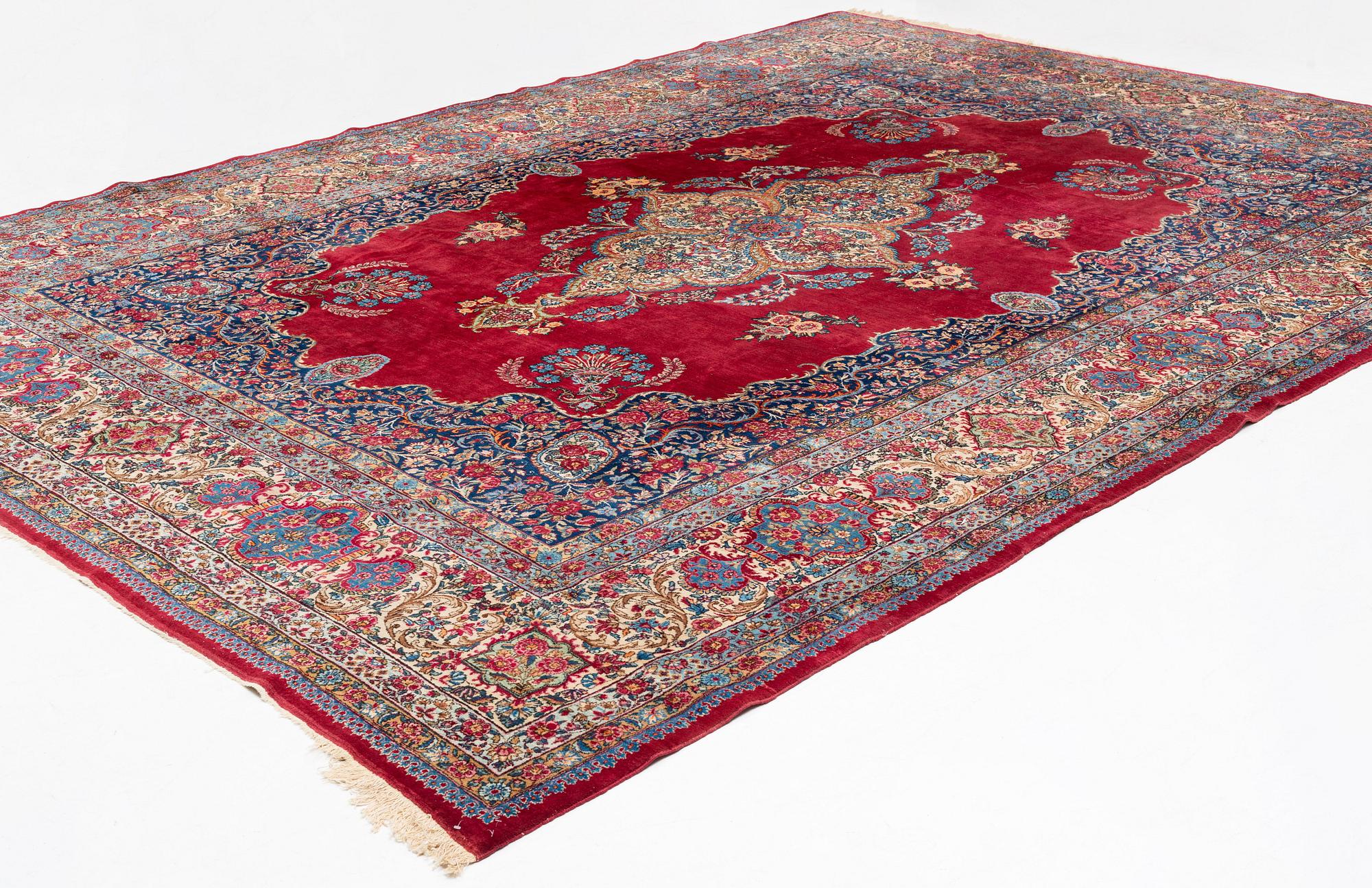 A semi-antique Kerman carpet, ca 431 x 312,5 cm.